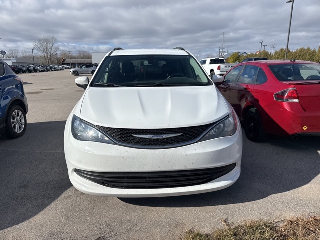 2020 Chrysler Voyager LXi photo 2