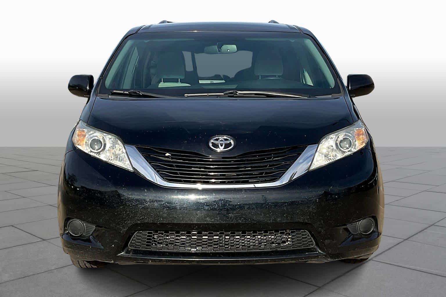2017 Toyota Sienna LE photo 3