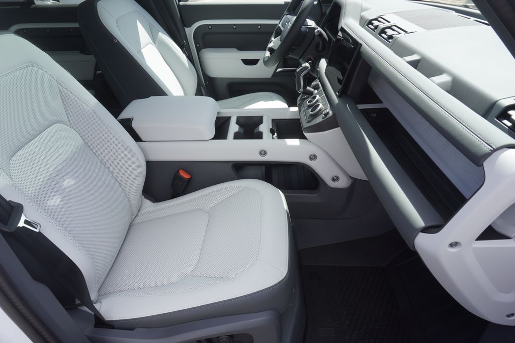 2025 Land Rover Defender 110 S photo 21