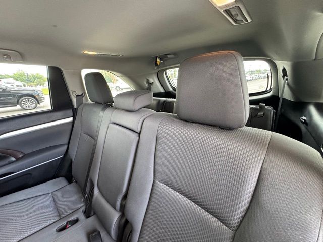 2019 Toyota Highlander LE photo 17