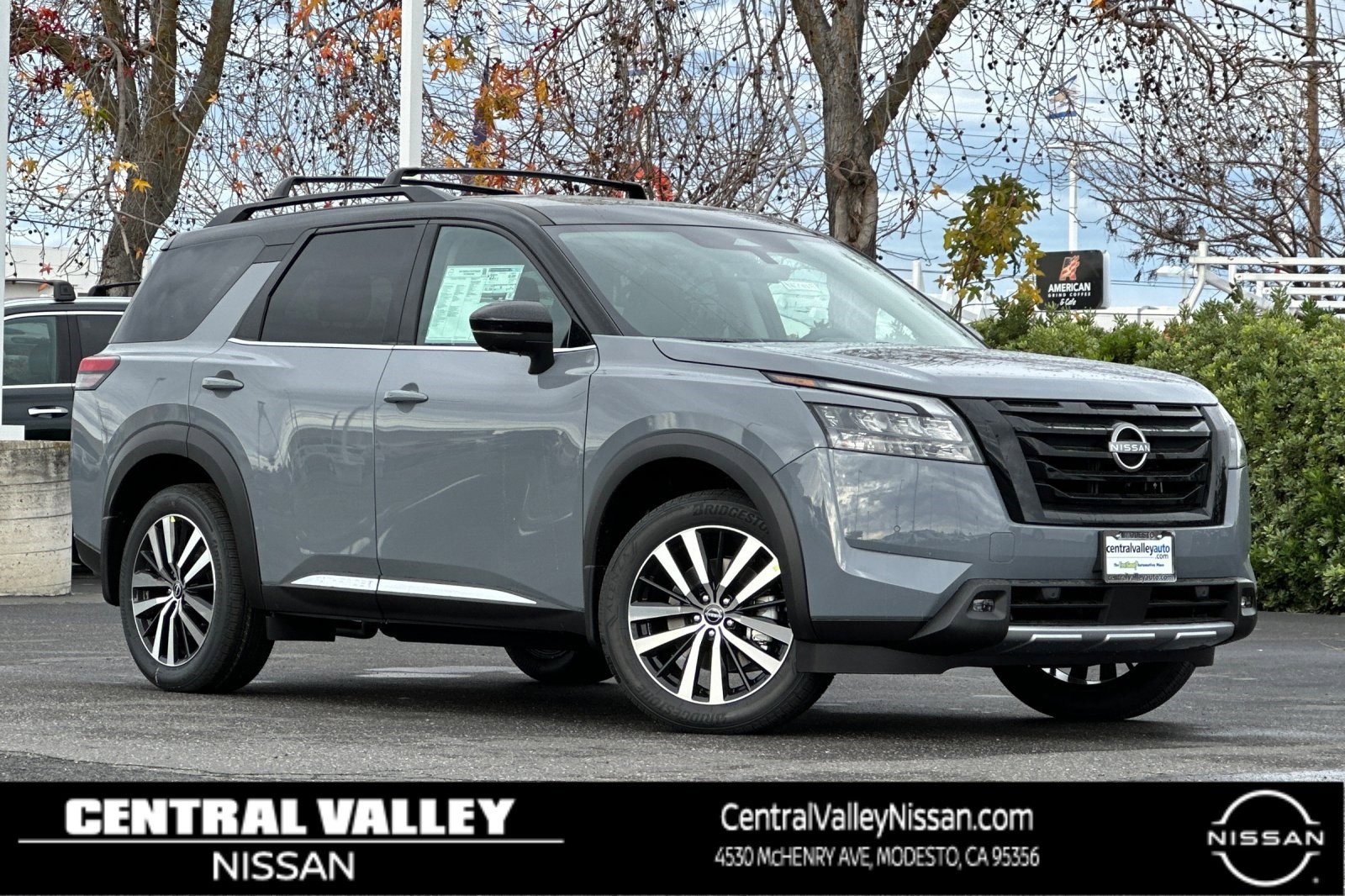 2025 Nissan Pathfinder Platinum's photo