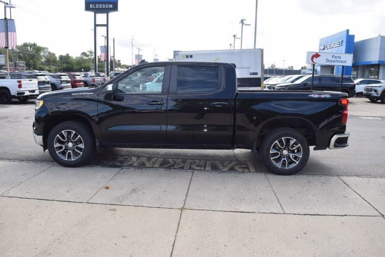2022 Chevrolet Silverado 1500 LT photo 4