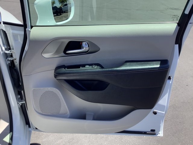 2022 Chrysler Pacifica Touring L photo 38