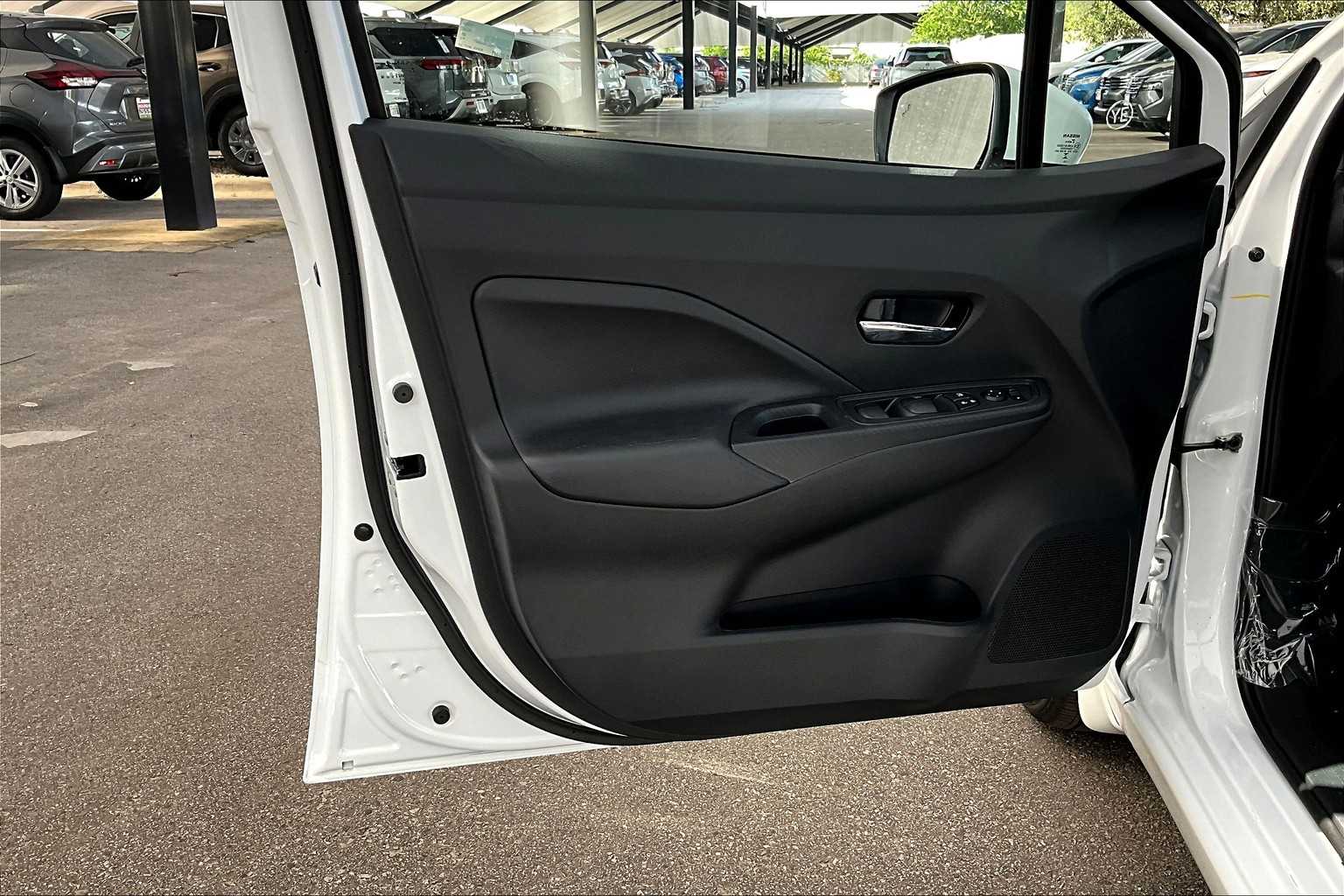 2025 Nissan Versa SV photo 12