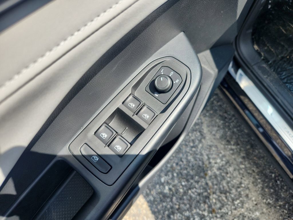 2025 Volkswagen Taos SE photo 10