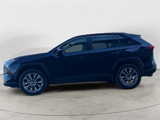 Used 2023  Toyota XLE Premium image 2