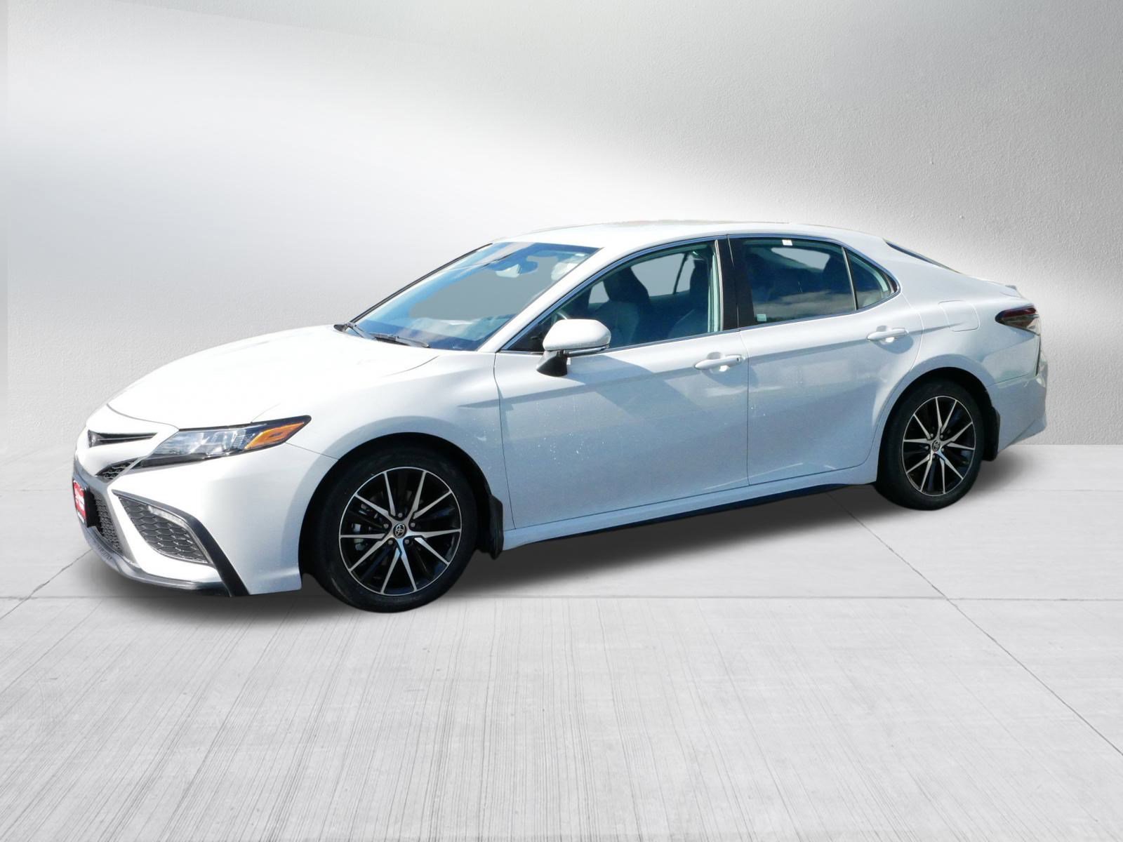 2023 Toyota Camry SE photo 3