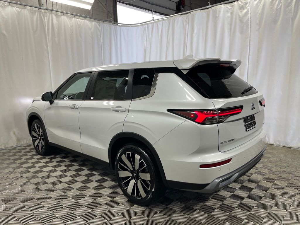 2025 Mitsubishi Outlander SE photo 4