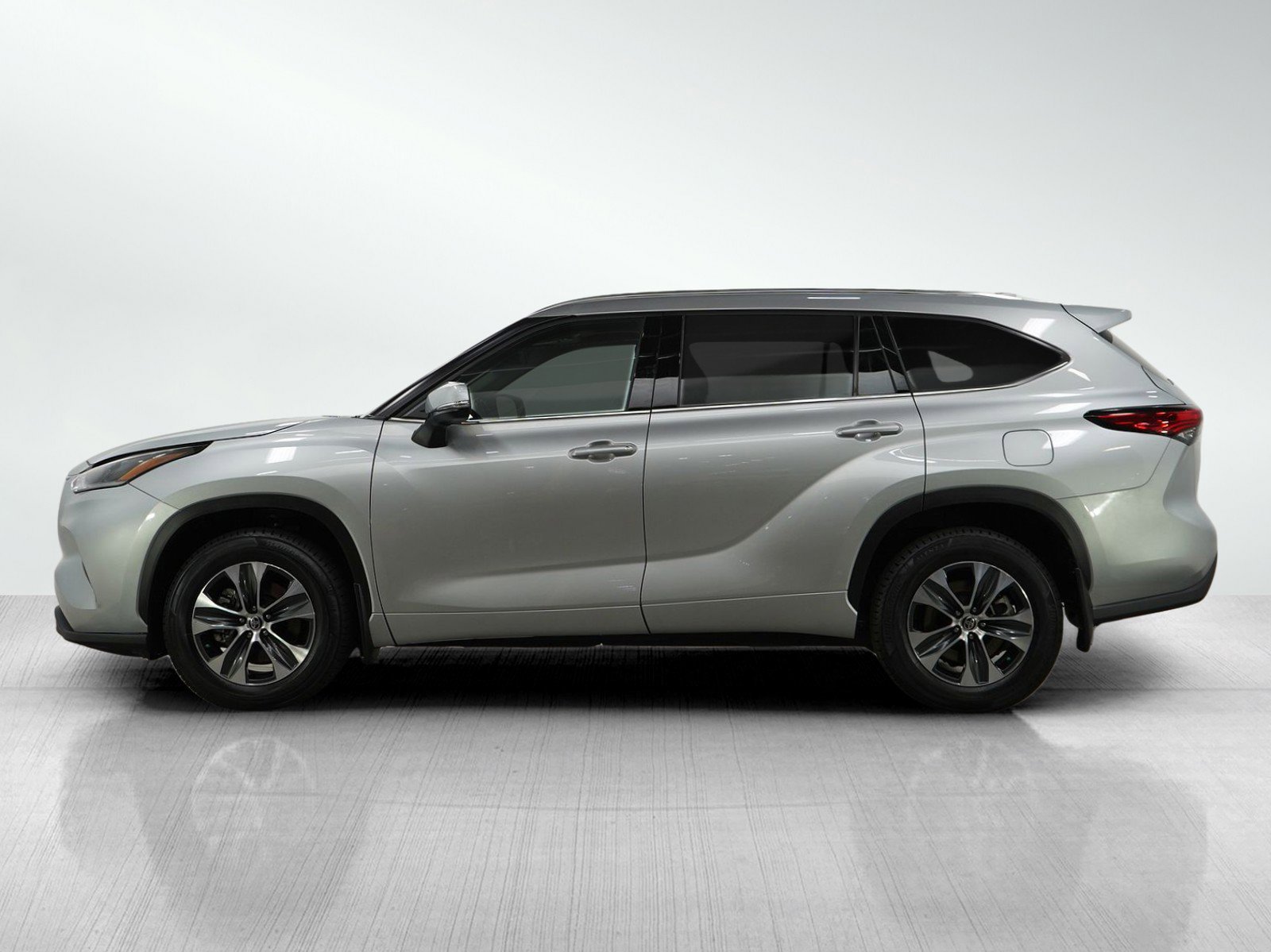 Used 2021 Toyota Highlander XLE with VIN 5TDHZRBH1MS129531 for sale in Bloomington, Minnesota