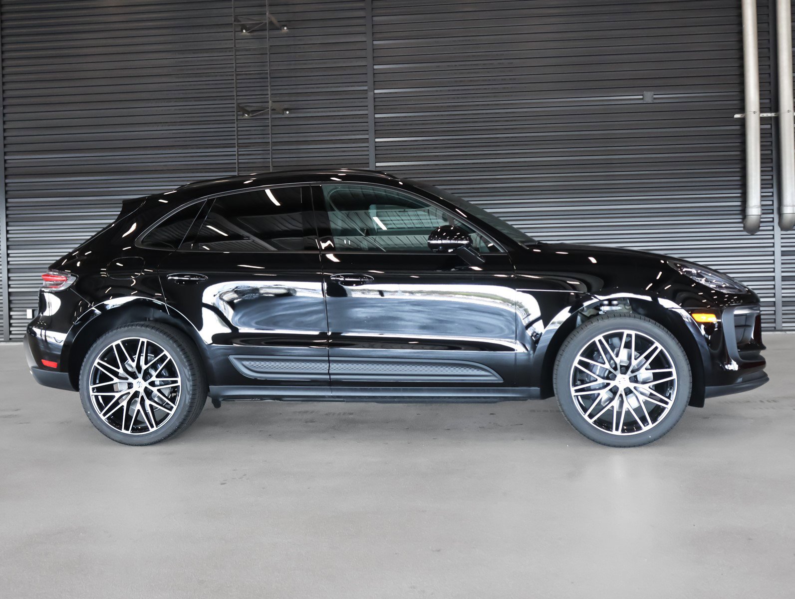2025 Porsche Macan T photo 11