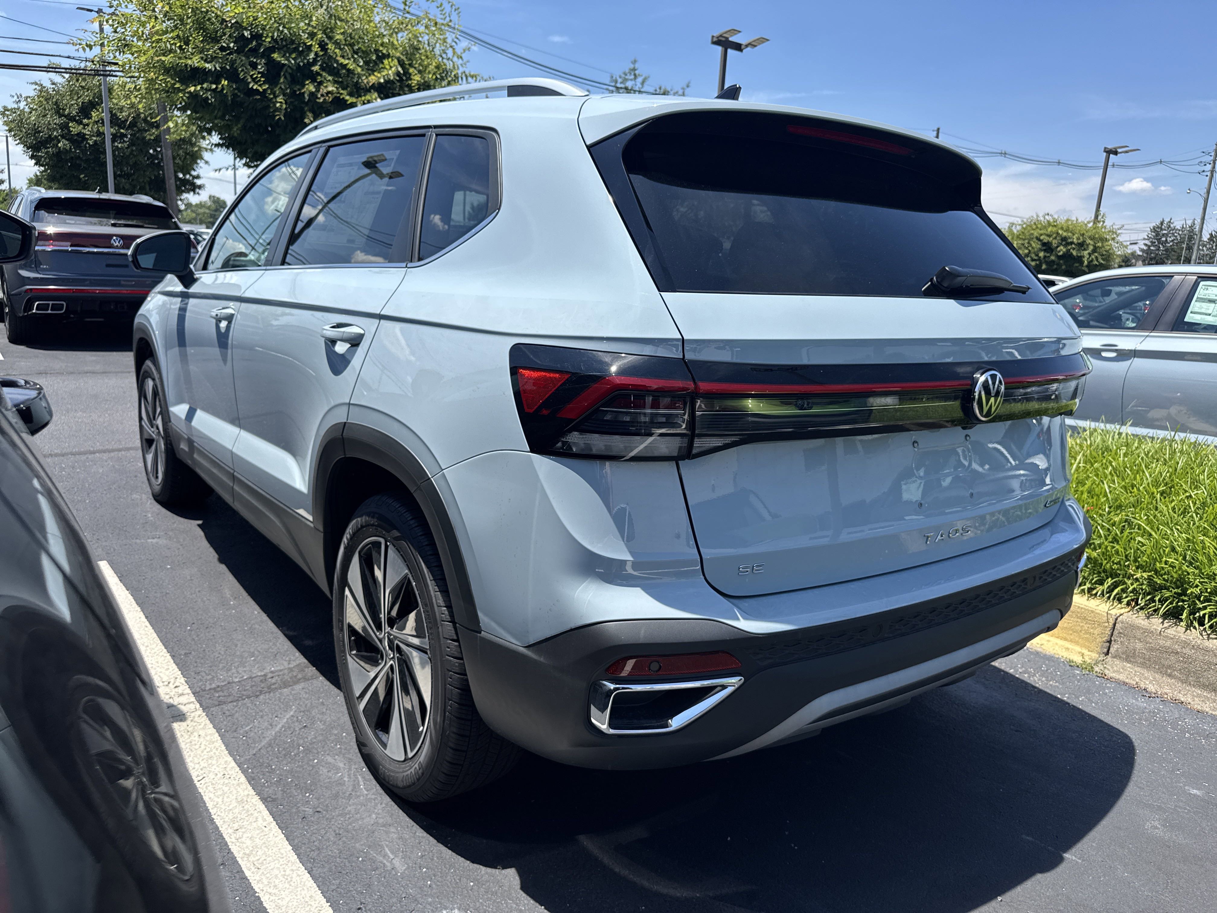 2025 Volkswagen Taos SE photo 3