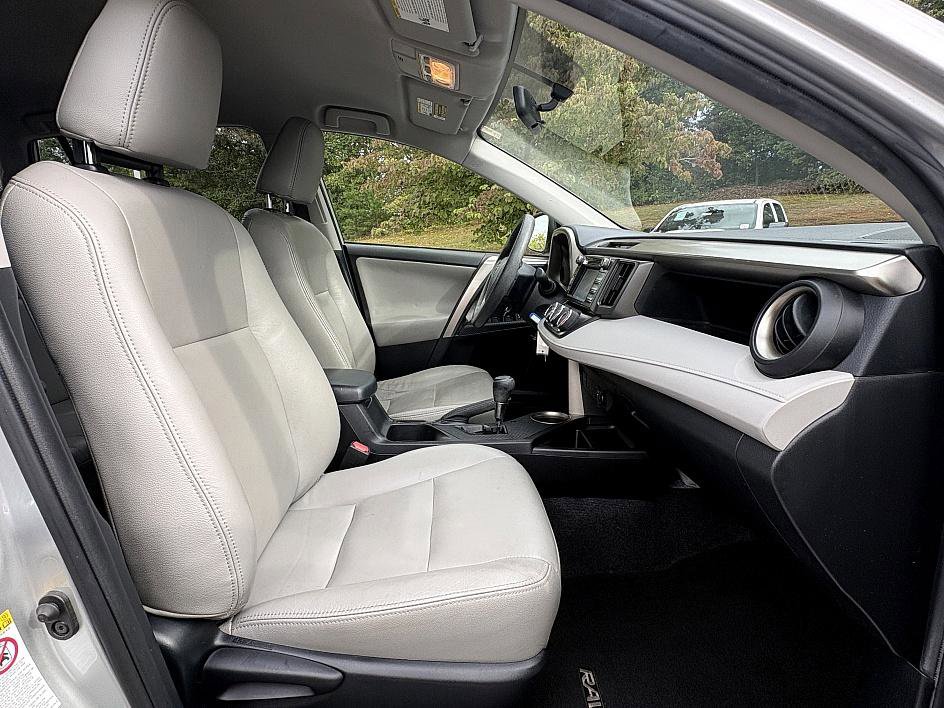 2015 Toyota RAV4 LE photo 12