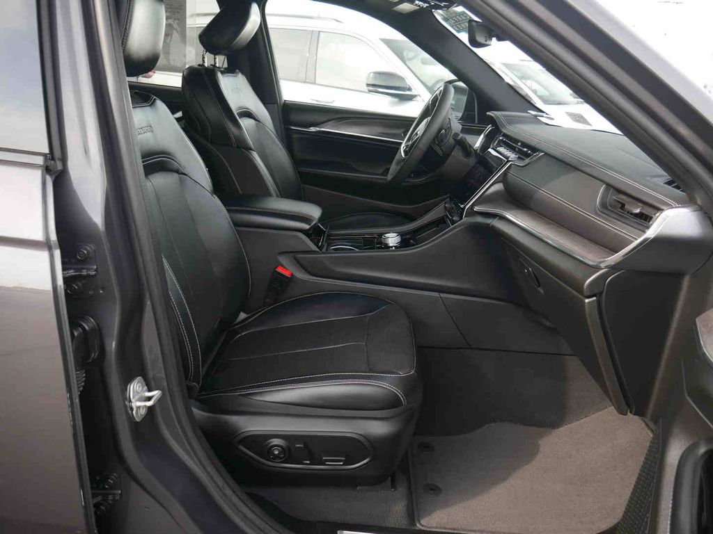 2024 Jeep Grand Cherokee Overland photo 25