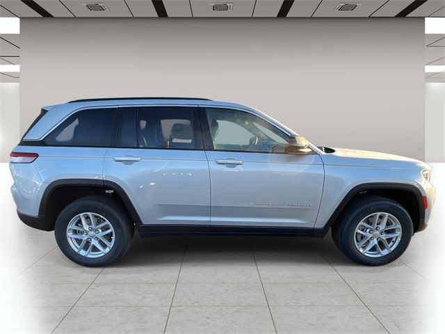 2025 Jeep Grand Cherokee Laredo X photo 2