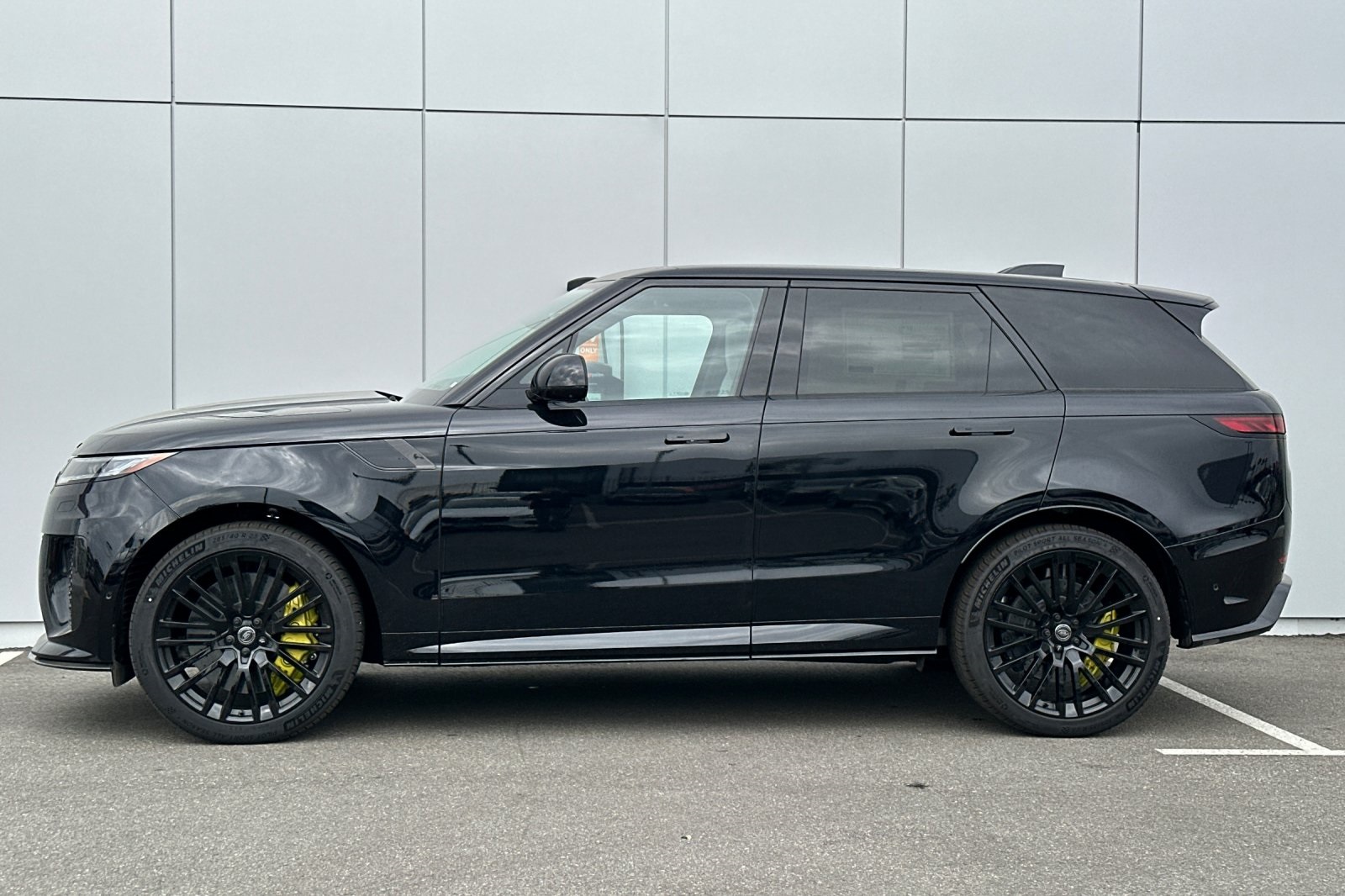 2025 Land Rover Range Rover Sport photo 3