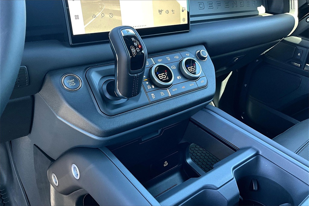 2025 Land Rover Defender 110 X-Dynamic SE photo 8