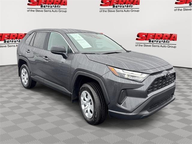 2025 Toyota RAV4 LE's photo