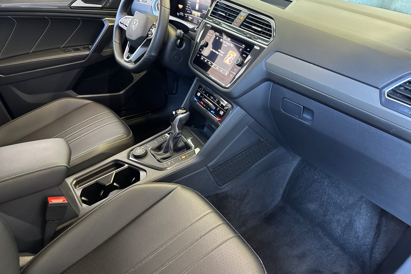 2024 Volkswagen Tiguan SE R-Line Black photo 16