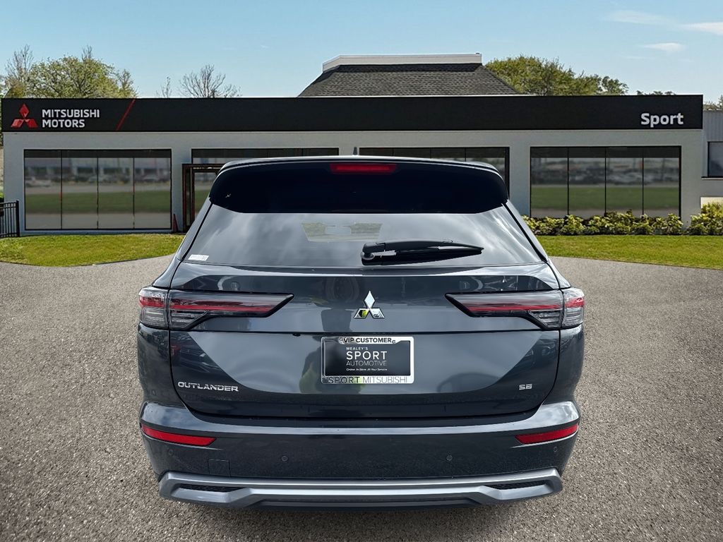 2025 Mitsubishi Outlander SE photo 4