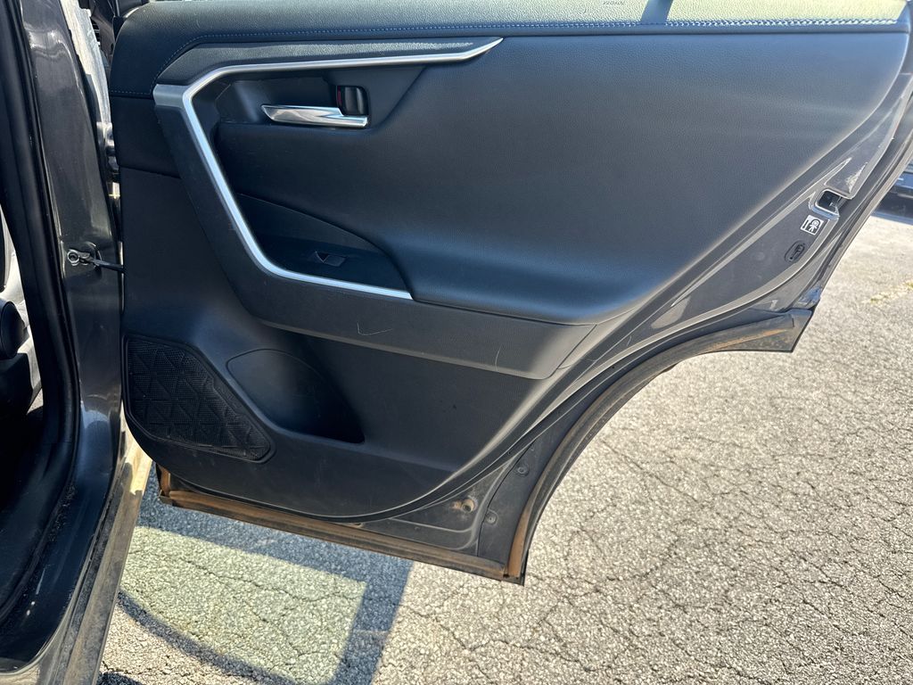 2019 Toyota RAV4 Hybrid XSE photo 13