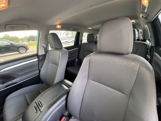 2019 Toyota Highlander LE photo 10