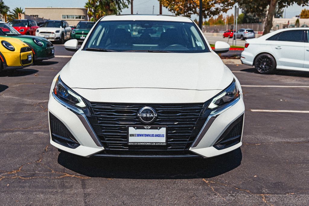 2024 Nissan Altima 2.5 SV photo 2