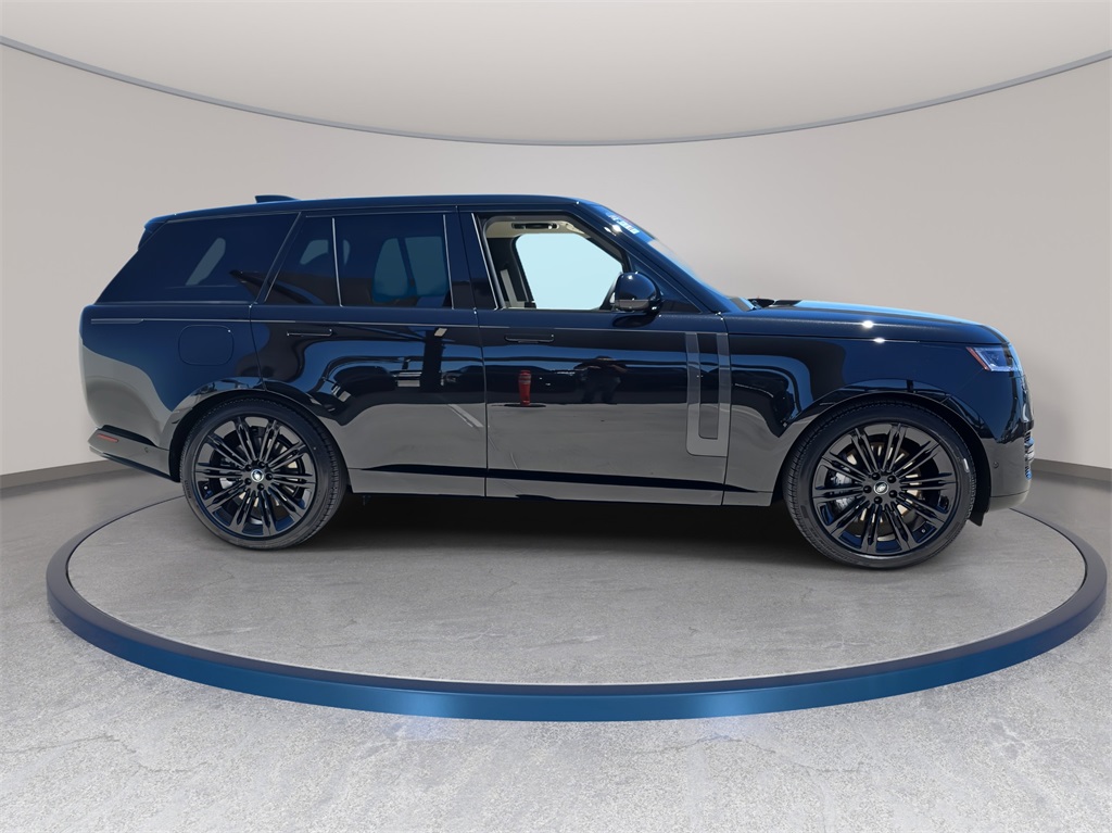 2025 Land Rover Range Rover SE photo 4