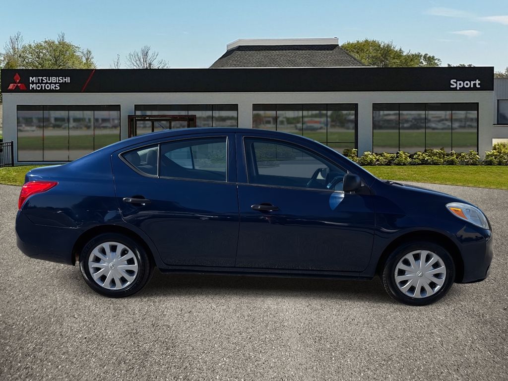 2012 Nissan Versa 1.6 S photo 2