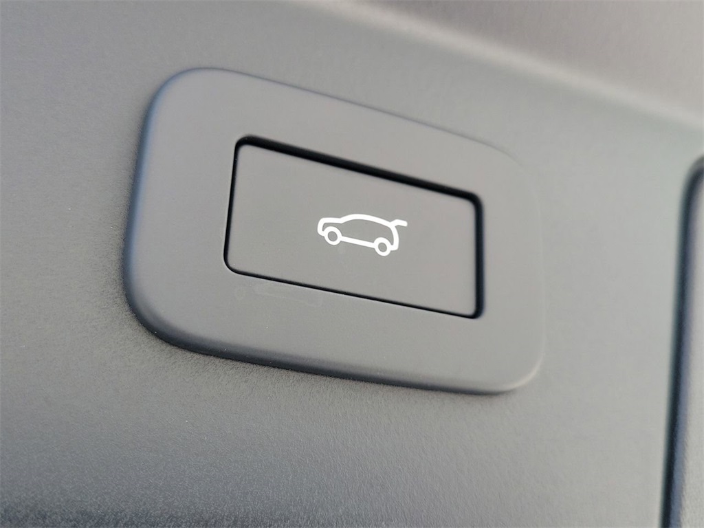 2026 Land Rover Range Rover Velar SE photo 11