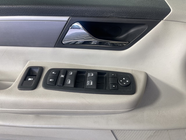 2011 Volkswagen Routan SE photo 28