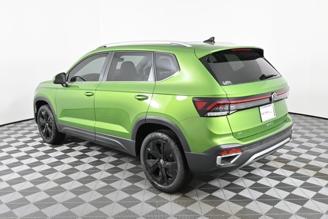 2025 Volkswagen Taos SE photo 3