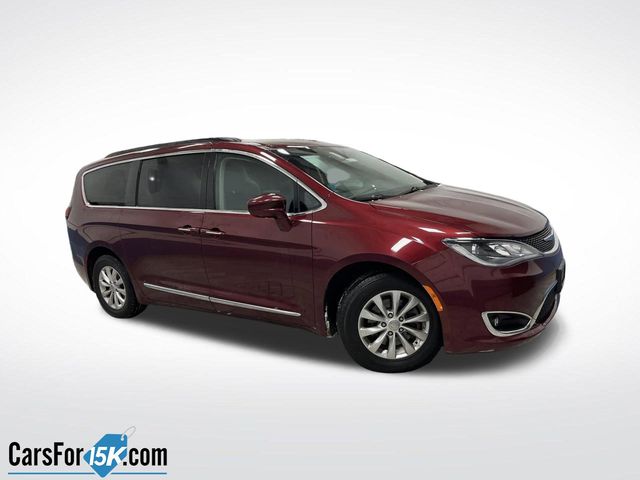 2017 Chrysler Pacifica Touring-L's photo