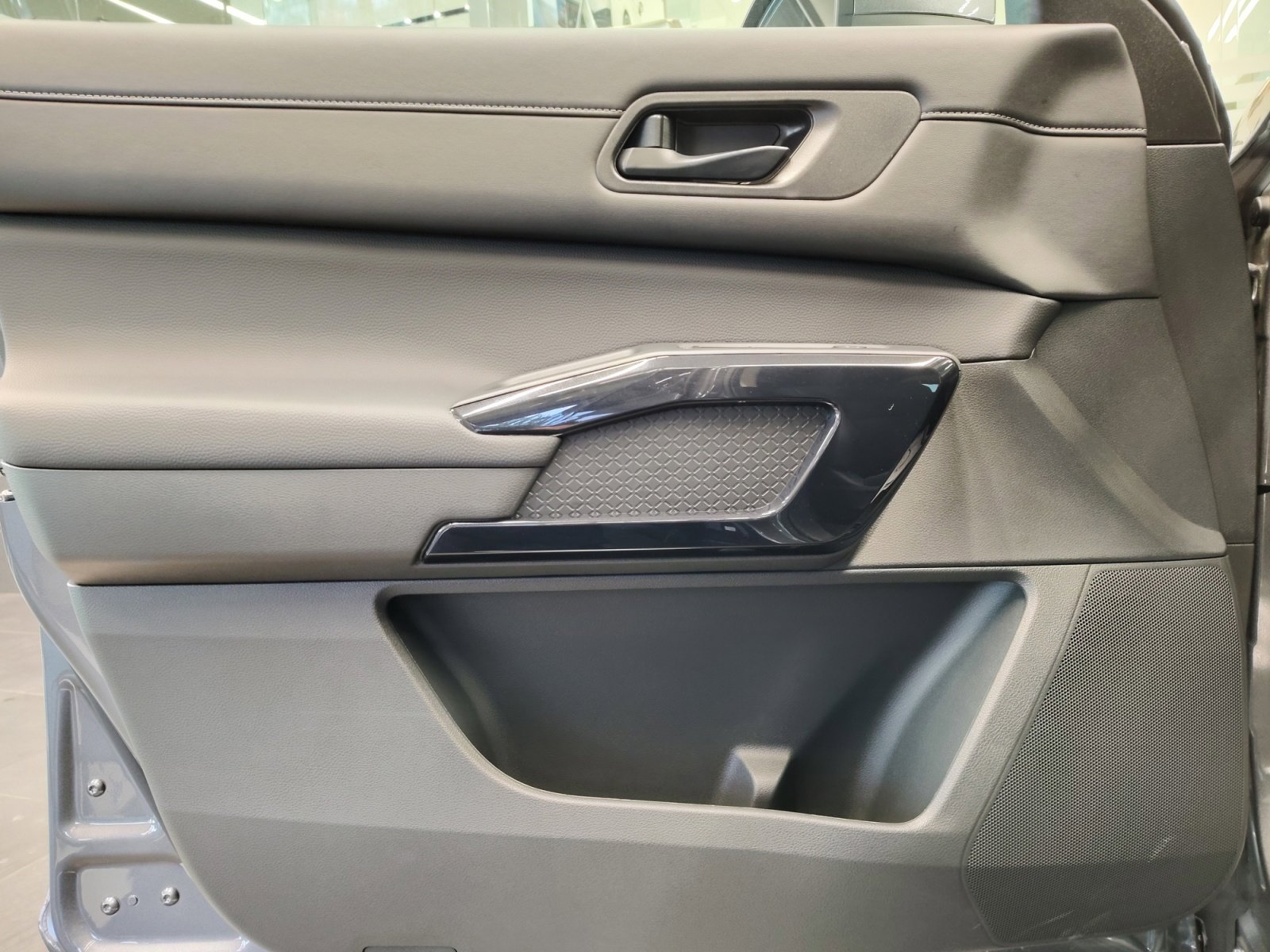 2025 Nissan Pathfinder SV photo 25