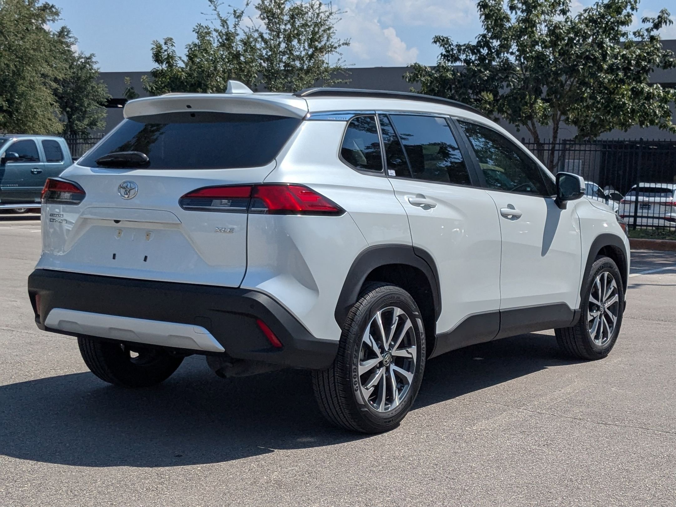 2023 Toyota Corolla Cross XLE photo 3