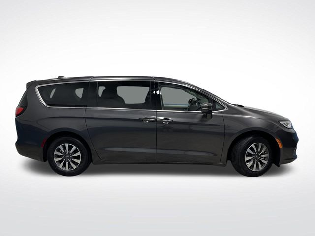 2022 Chrysler Pacifica Hybrid Touring L photo 2