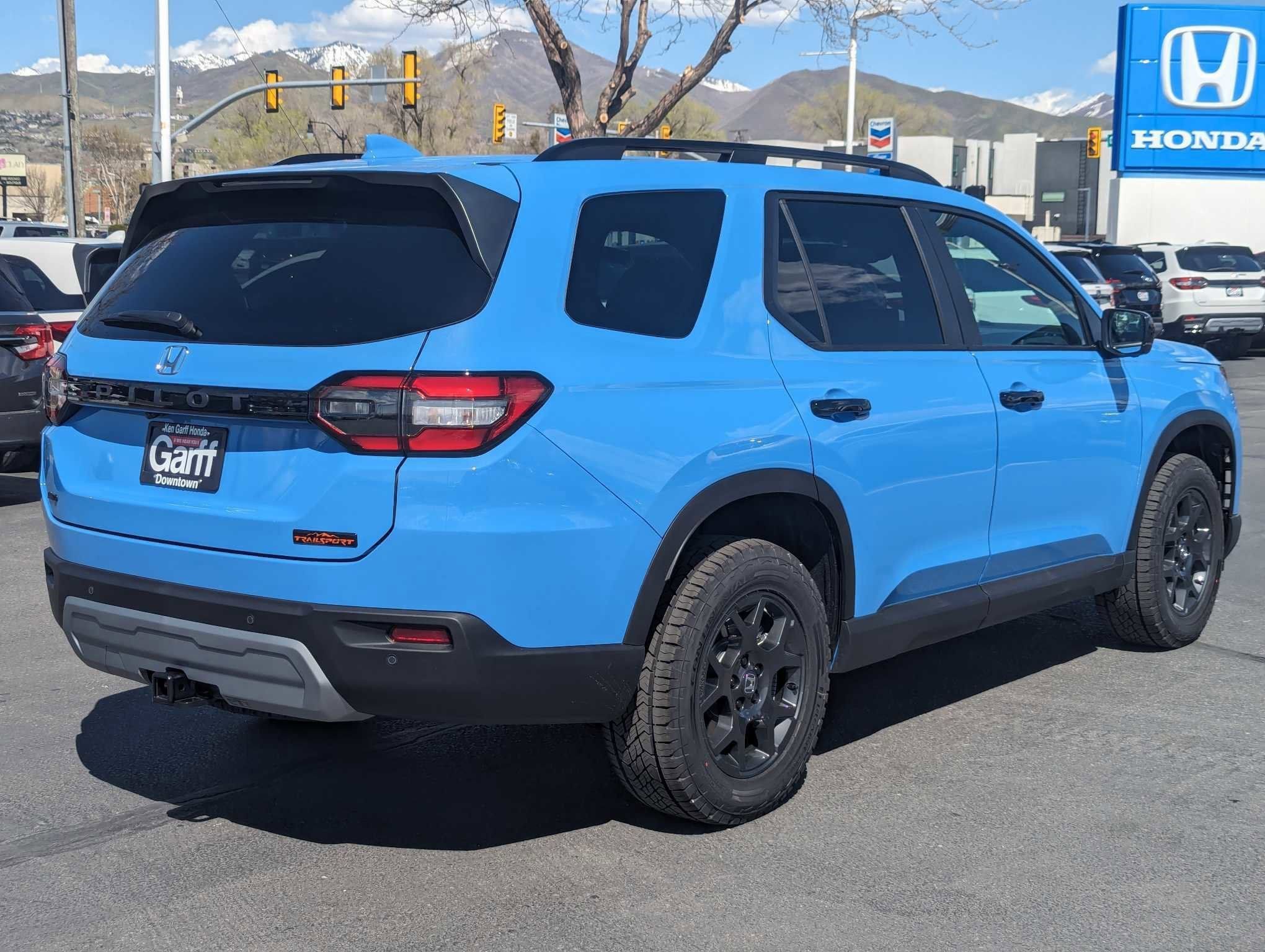 2025 Honda Pilot TrailSport photo 2