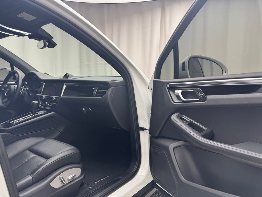 2022 Porsche Macan Base photo 13