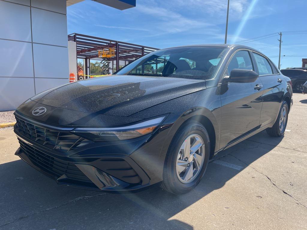2025 Hyundai Elantra SE photo 2