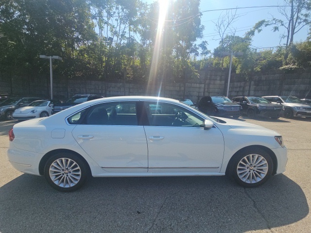 2017 Volkswagen Passat SE photo 2