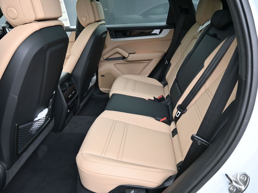 2026 Porsche Cayenne GTS photo 6