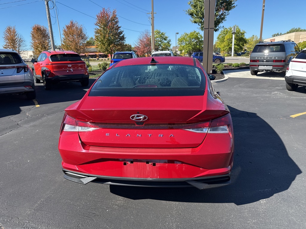 2023 Hyundai Elantra SEL photo 4