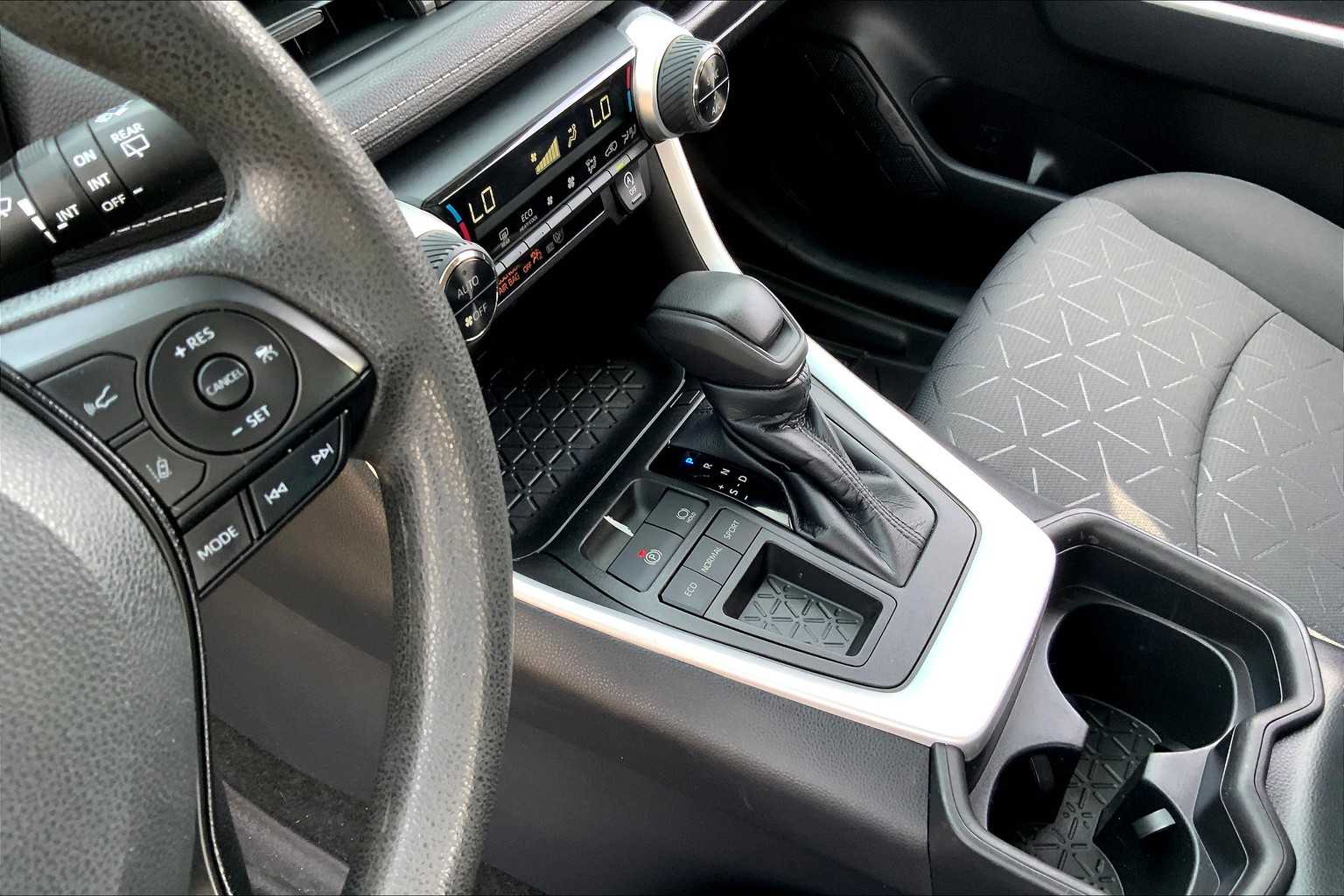 2021 Toyota RAV4 XLE photo 15