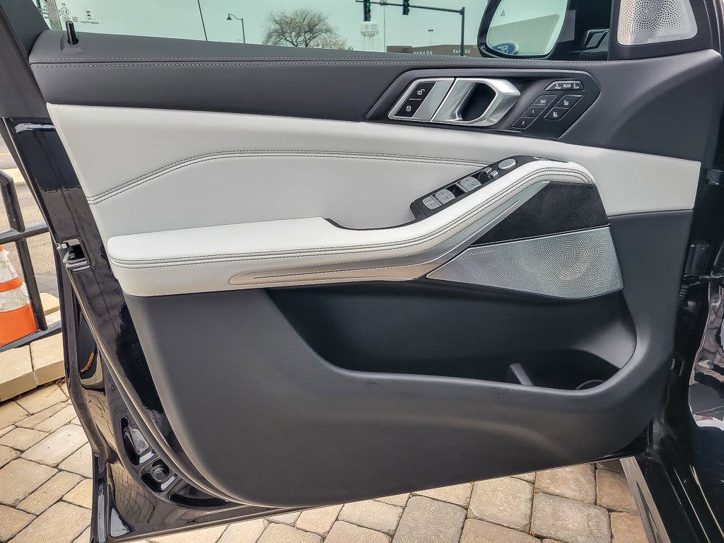 2023 BMW X7 - Image 25