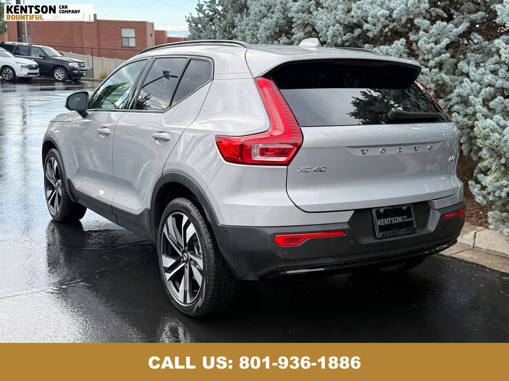 2025 Volvo XC40 Plus photo 6