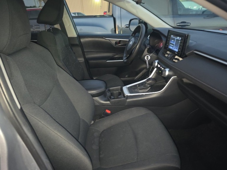 2021 Toyota RAV4 LE photo 14
