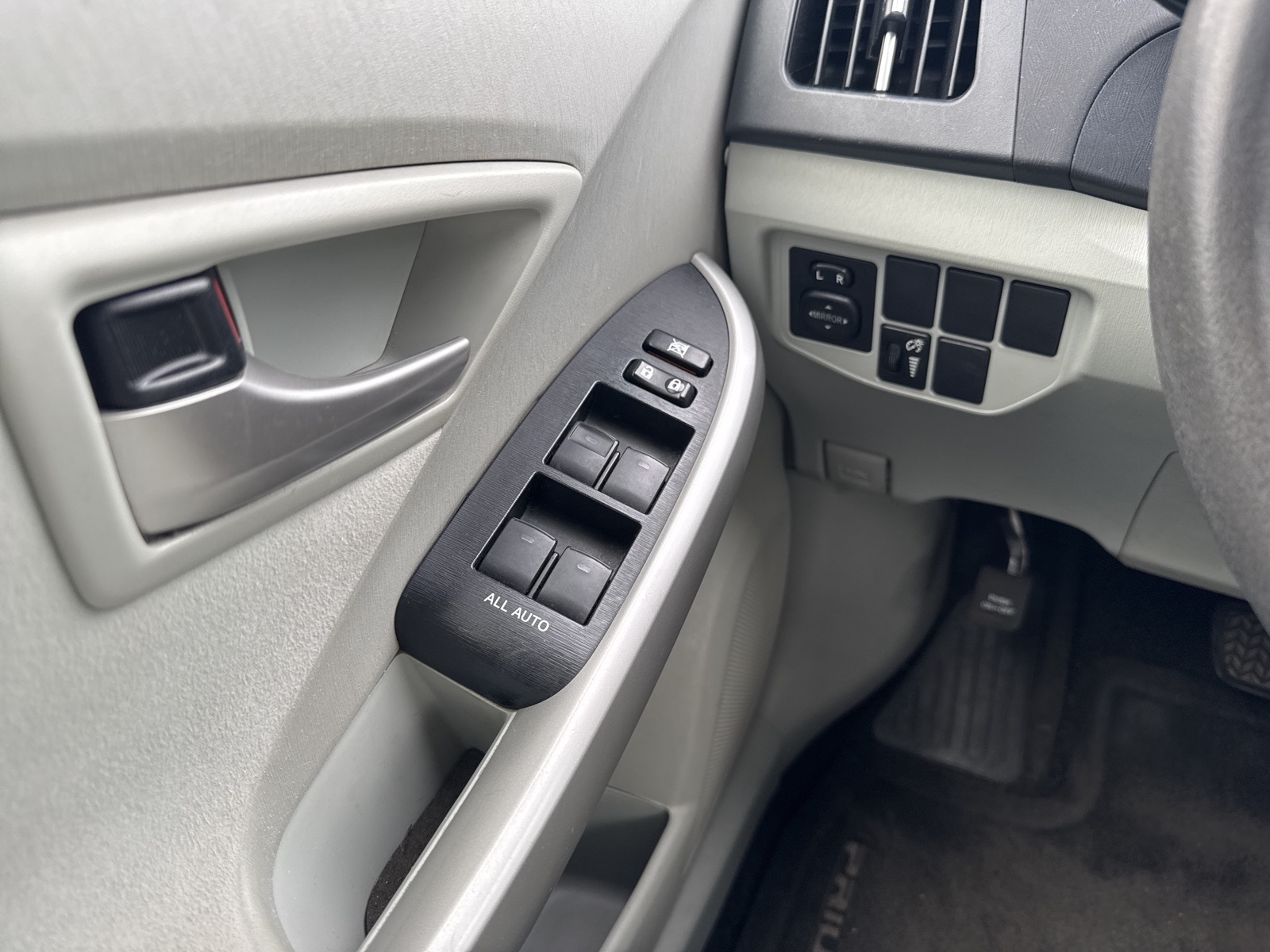 2013 Toyota Prius Two photo 28