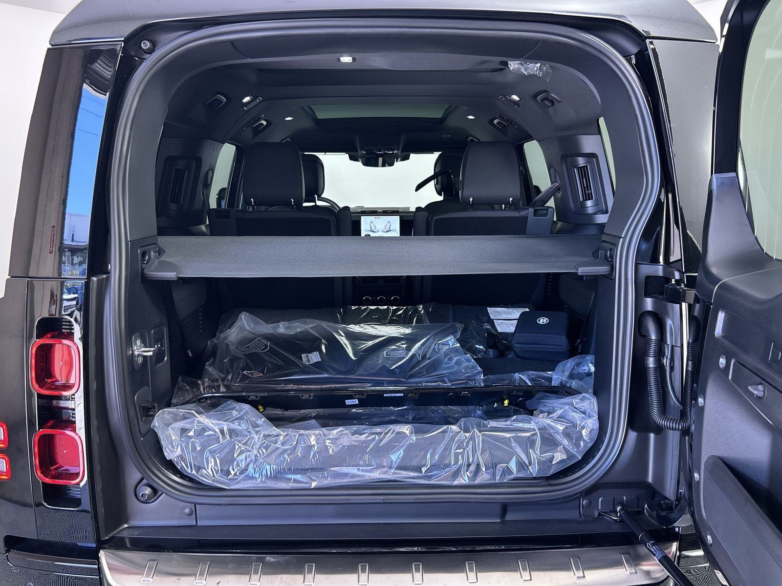 2025 Land Rover Defender 130 X-Dynamic SE photo 27