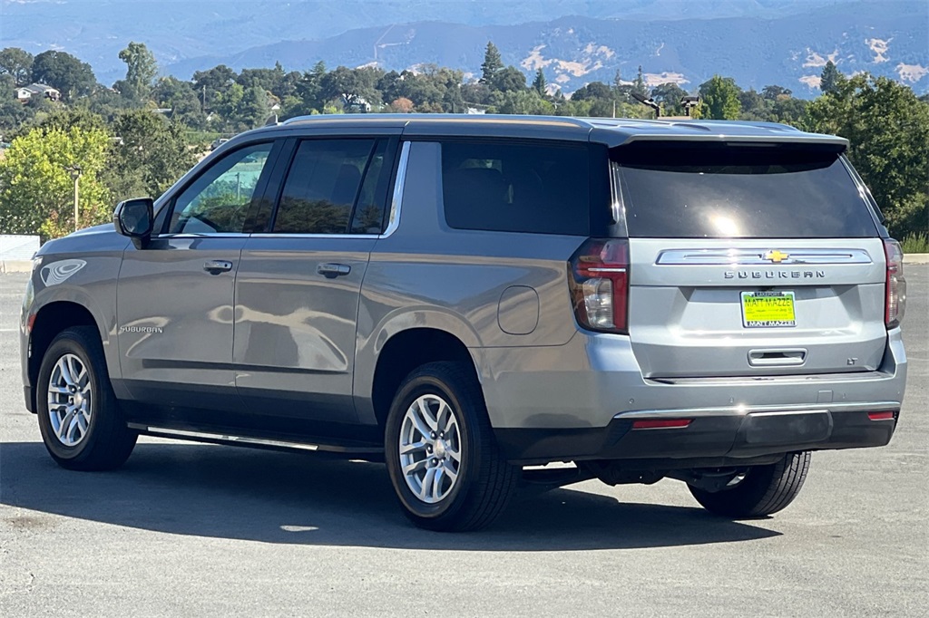 2023 Chevrolet Suburban LT photo 2