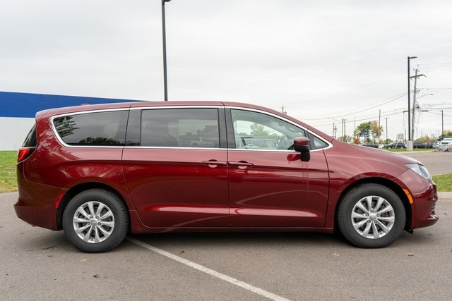 2017 Chrysler Pacifica Touring photo 4