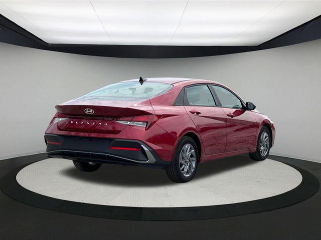 2024 Hyundai Elantra SEL photo 7